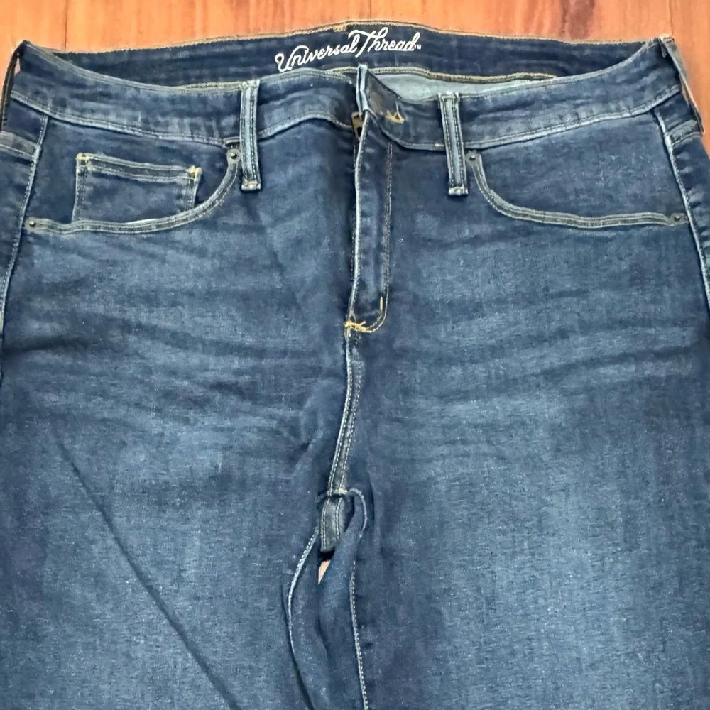 Women's Universal Thread Blue Jeans - Picture 2 of 4